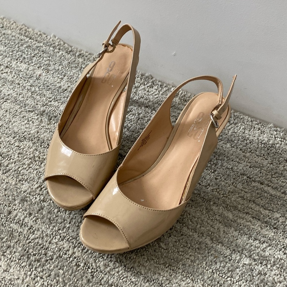Women’s nude size 8 patent leather sling back